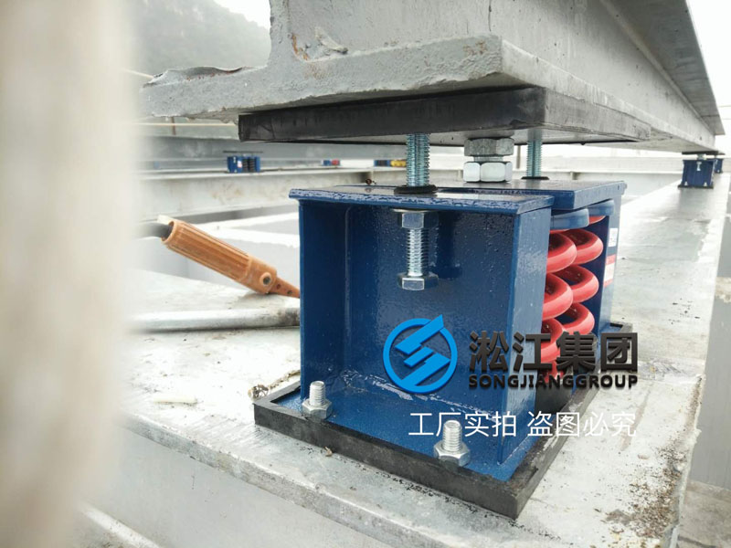 「2018」楼顶水冷风机ZTF型弹簧减震器使用现场 楼顶水冷风机弹簧减震器安装现场“这样做就没有震动了”
